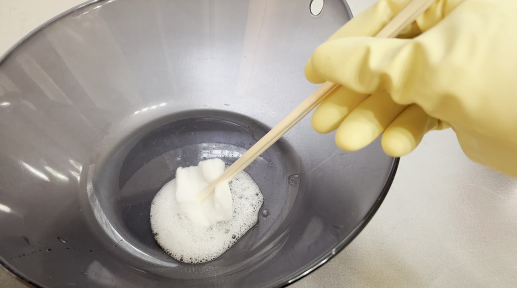 コットンに洗剤を含ませる