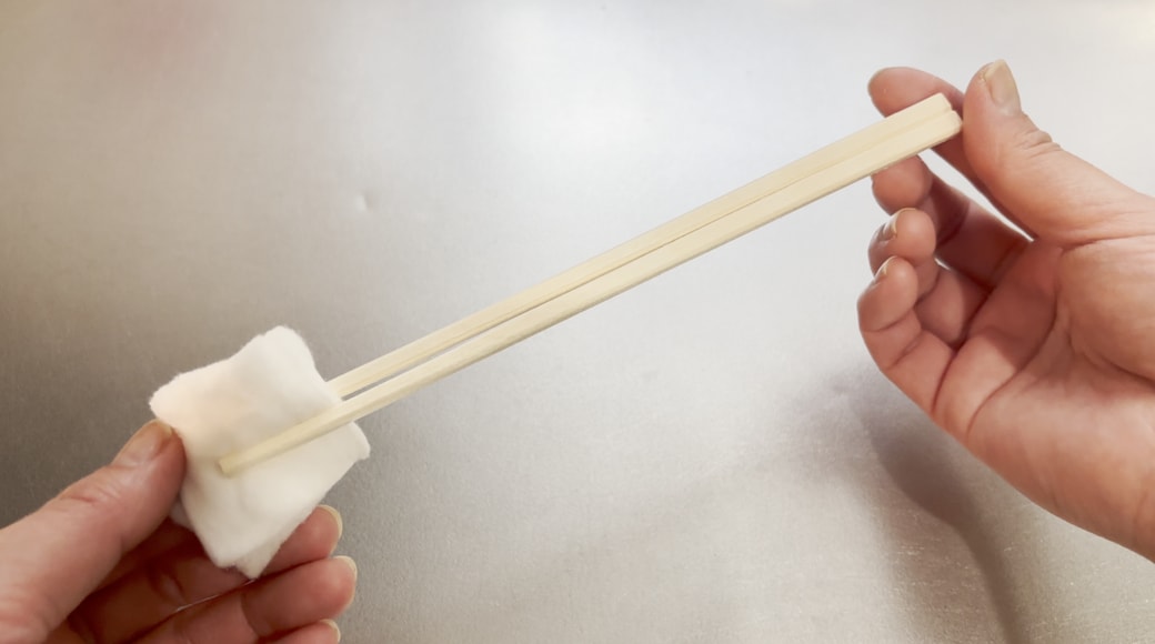 割り箸の先にコットンを挟む