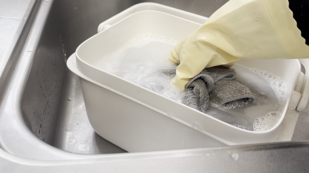 ぞうきんをつけ置きする