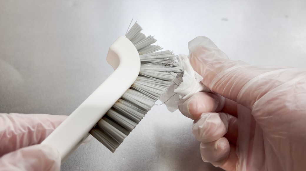 ティッシュで大きなゴミを取り除く