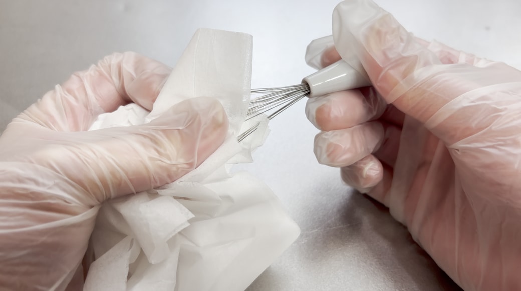 ヘアブラシクリーナーのゴミを取り除く