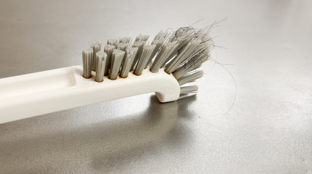 髪の毛が絡まった排水口ブラシ