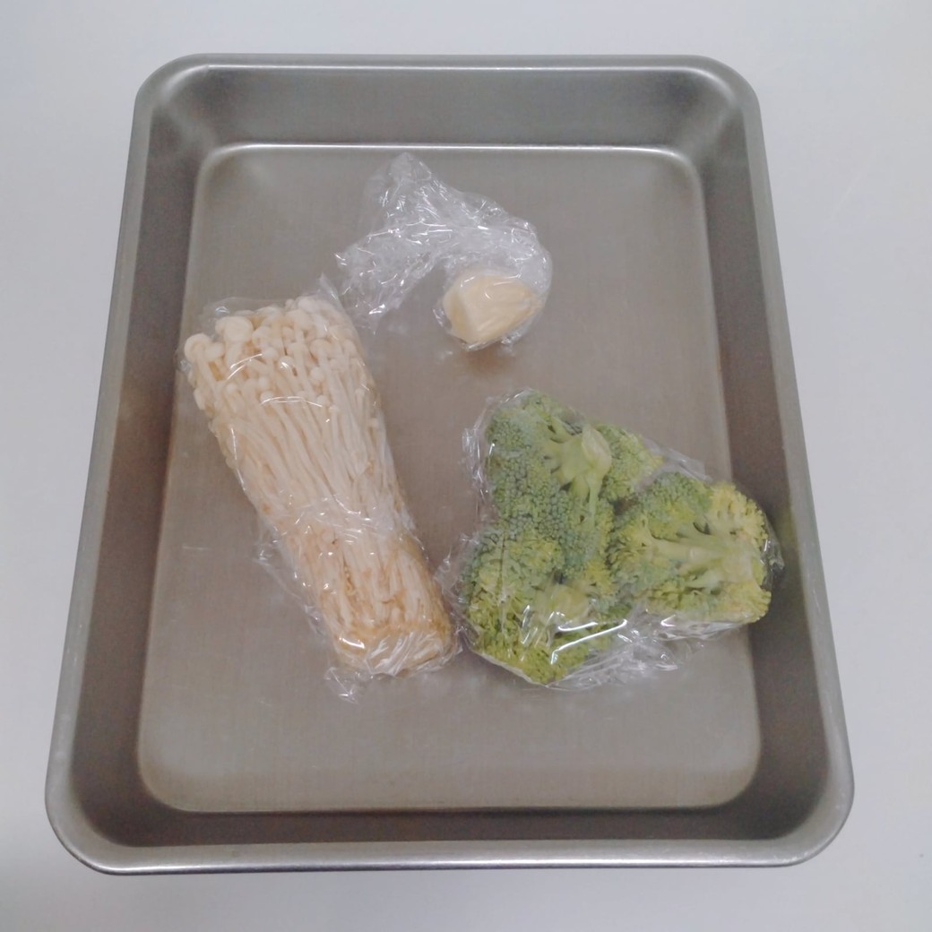 ラップで包んだ使いかけの野菜