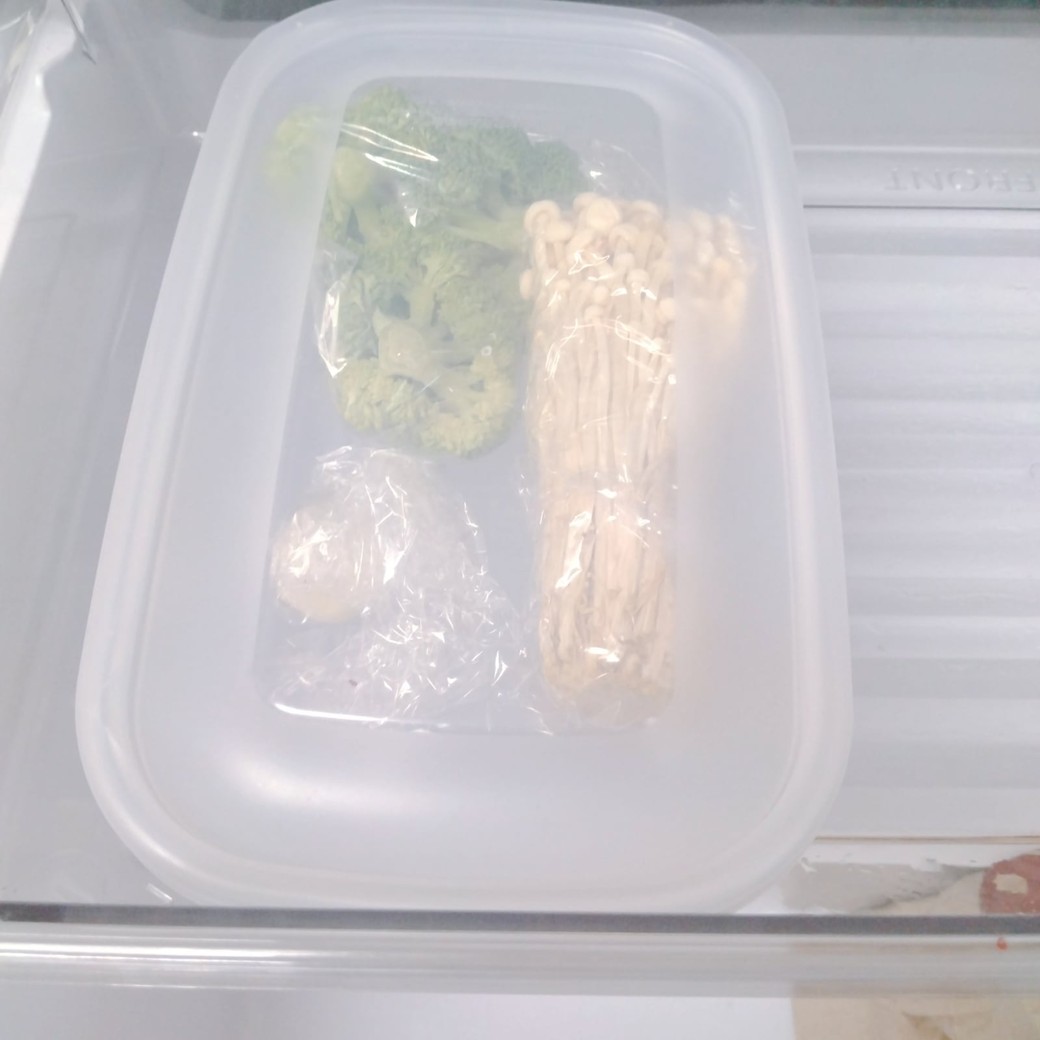 タッパーに入れた使いかけの野菜