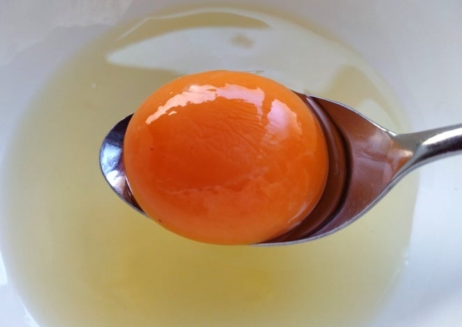 卵の黄身をすくったところ