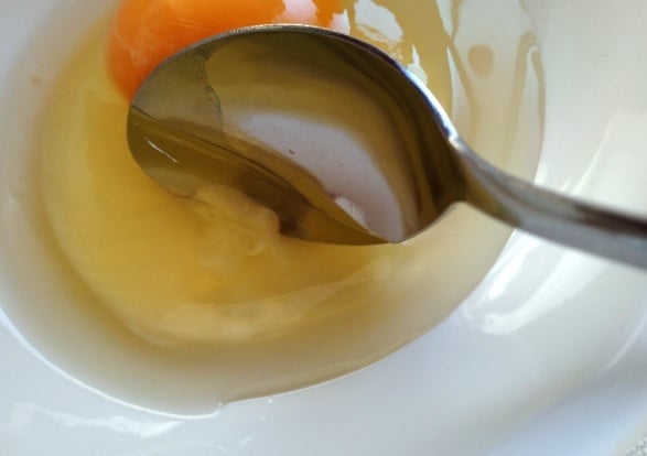 スプーンをカラザに引っ掛ける