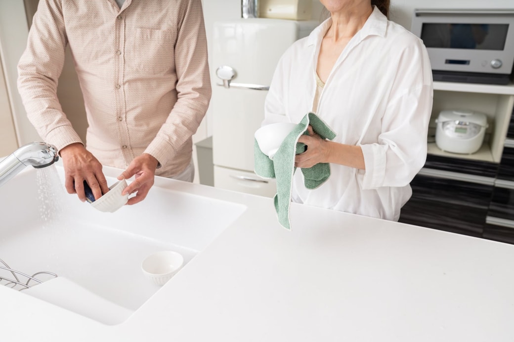 夫婦で家事をする様子