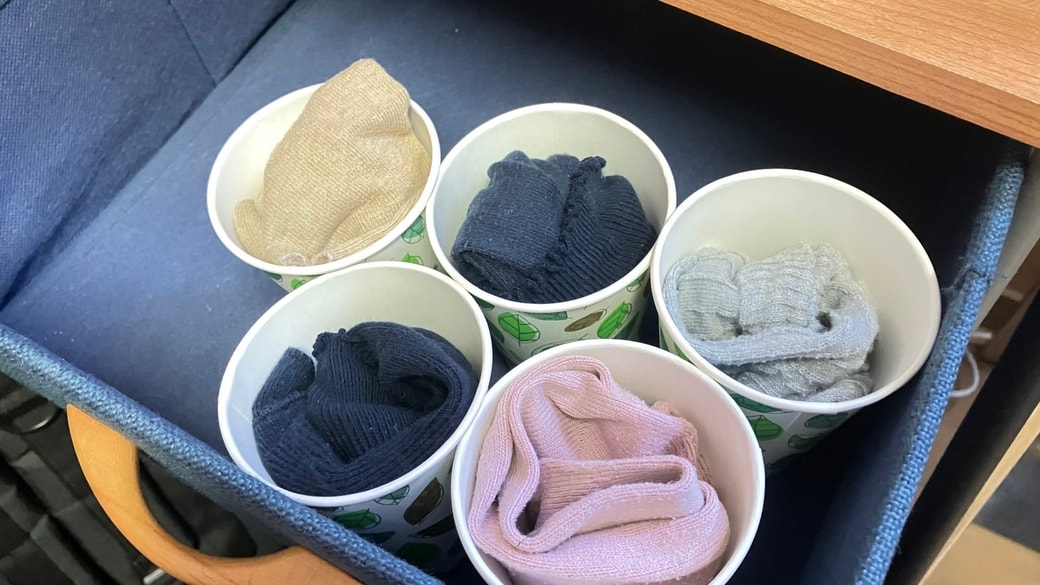 靴下の紙コップ収納