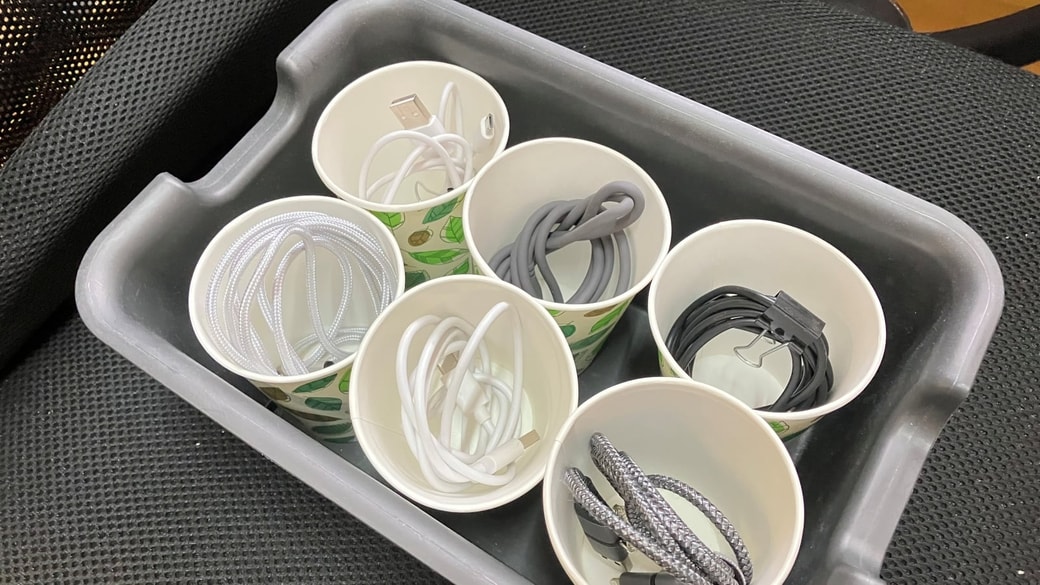 コードが絡まりにくい「充電ケーブル収納」