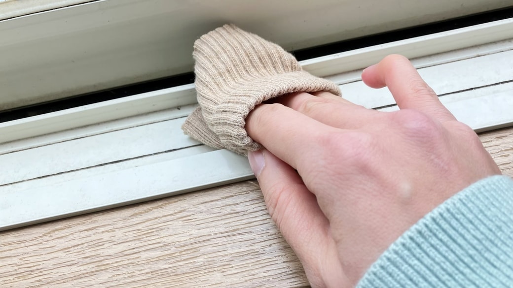 窓のサッシを靴下で掃除