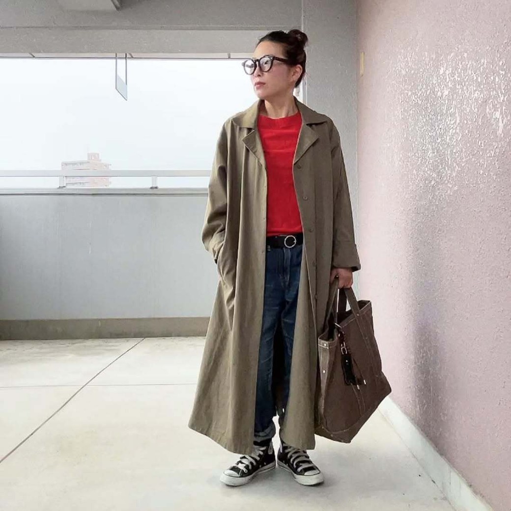 インナーの赤ニットを効かせて垢抜けコーデに。