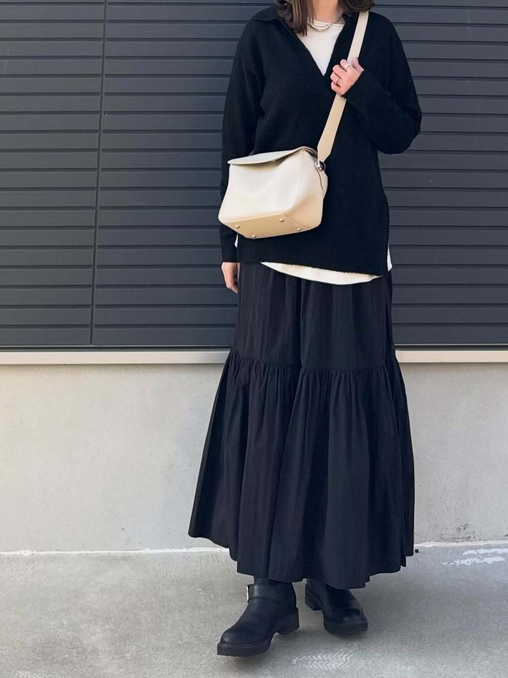 黒ベースならティアードスカートもトライしやすい。