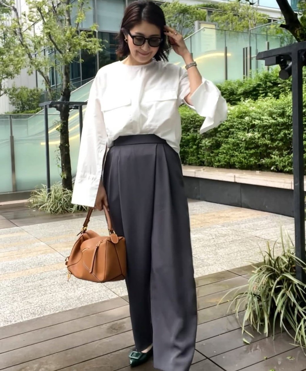 デザイン性がありながらも上品なコーデで、大人女性にぴったり。