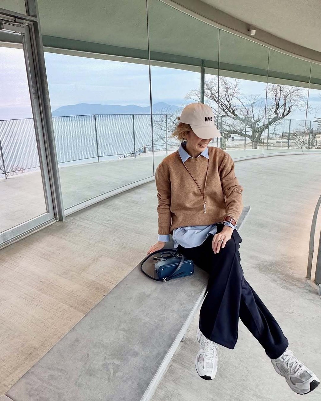 スニーカーとキャップでこなれ感をオン。