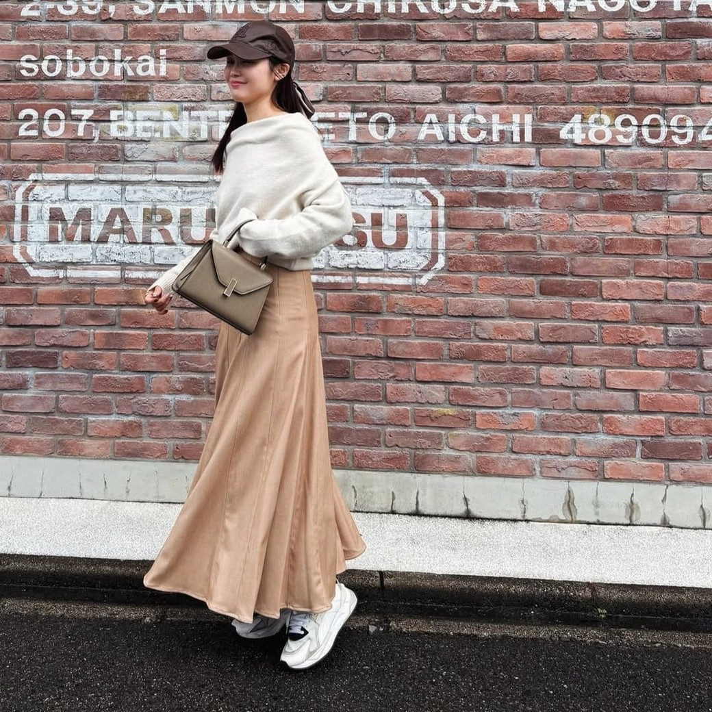 フェミニンコーデのはずし役にスニーカーが活躍。