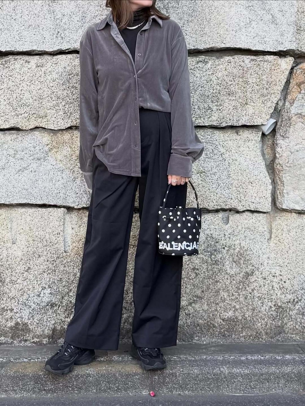 スニーカー初心者さんはダークカラーでまとめるのが失敗なく、おすすめ。