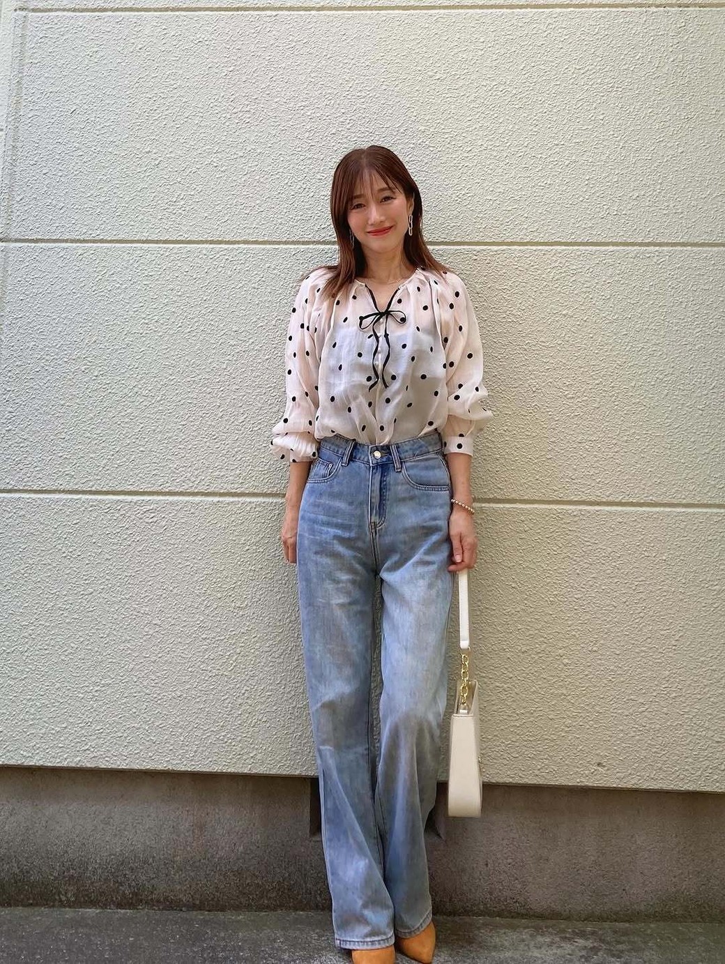 透け感のあるブラウスで今っぽさをプラス。