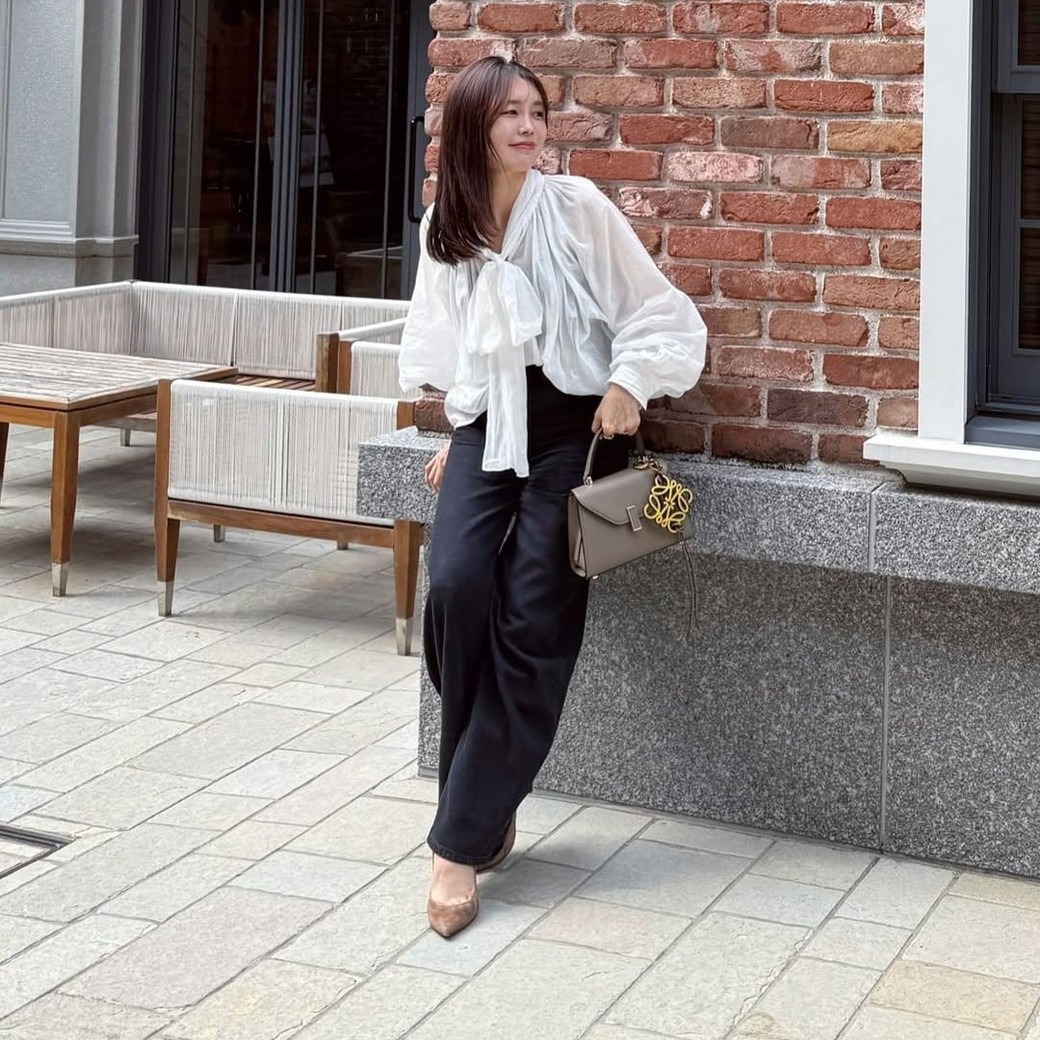 大きめのボウタイでもモノトーンでまとめれば自然にまとまる。