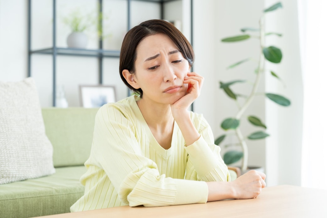 悩む女性