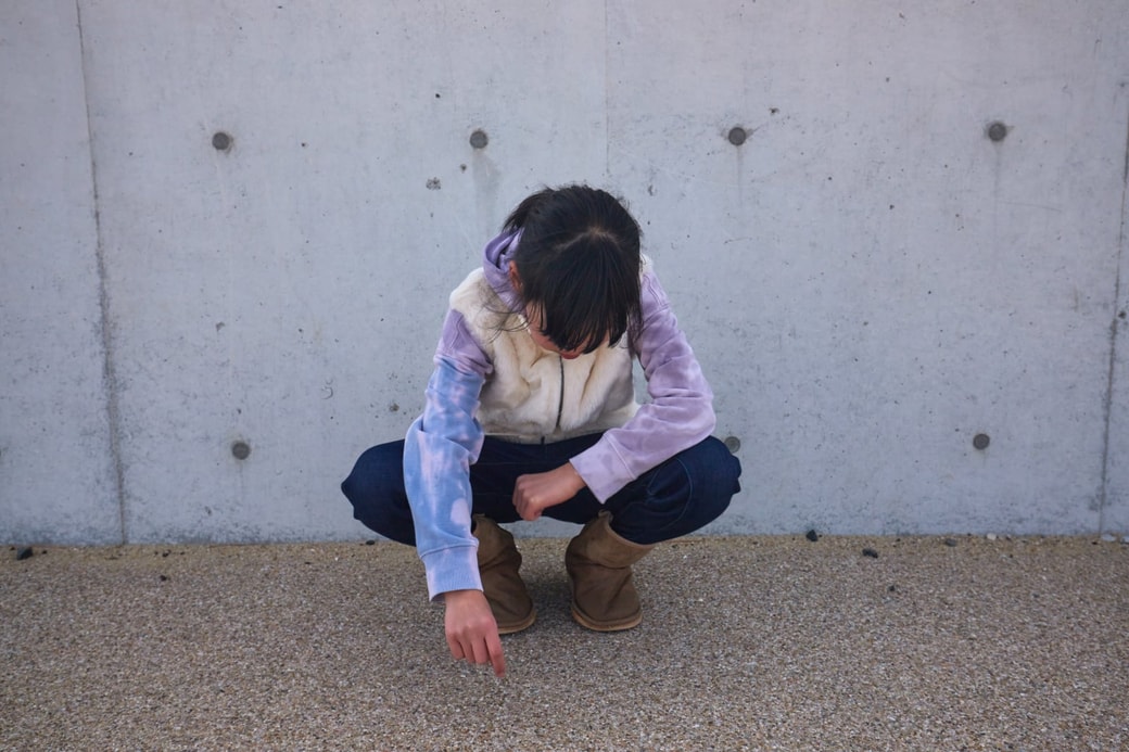 下をむく子ども