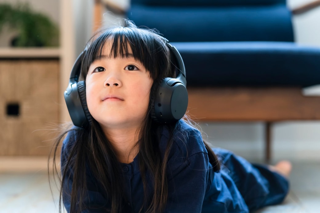ヘッドホンをする子ども