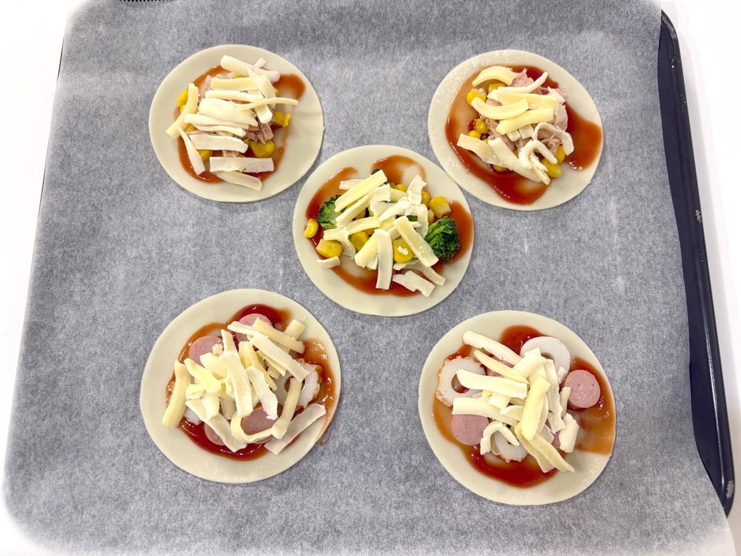 具材をのせてピザ用チーズをかける