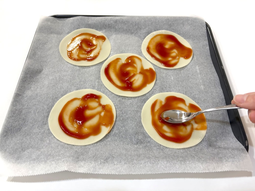 餃子の皮にケチャップを塗る