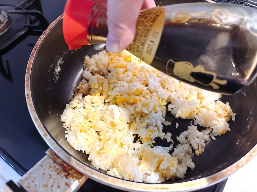 醤油は鍋肌に入れて焦がす