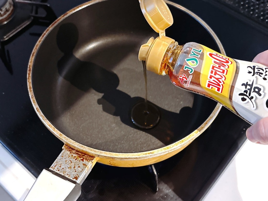 フライパンにごま油を熱する