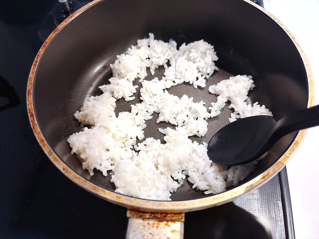 中火でごはんを炒める
