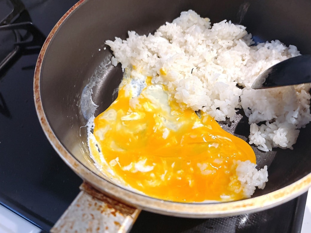 溶き卵を加える