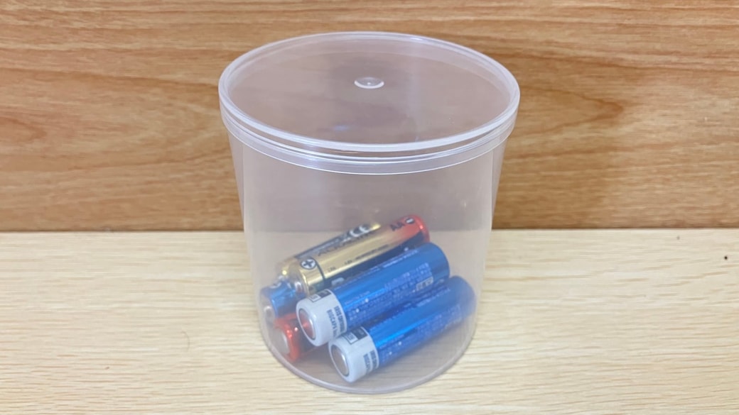 綿棒の空き容器のなかに電池