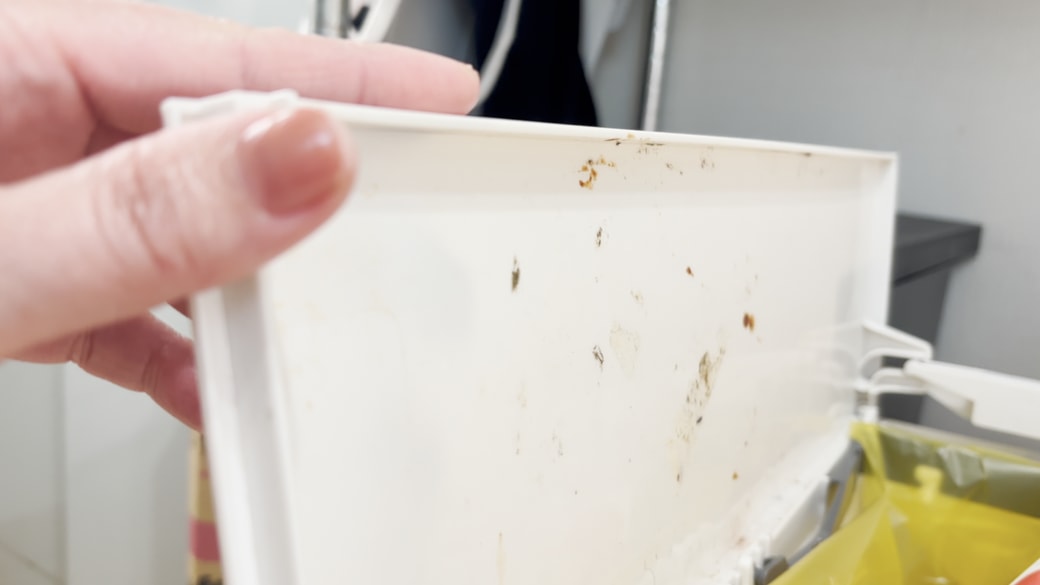 汚れが目立つゴミ箱のフタ裏