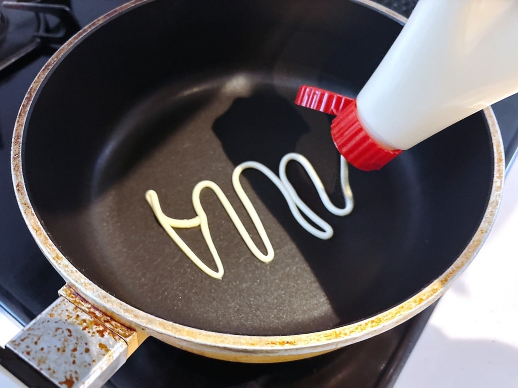 フライパンにマヨネーズを入れて中火で熱する