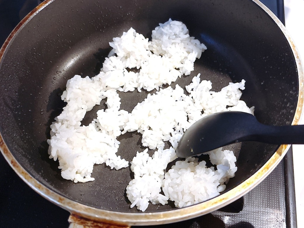 フライパンにオリーブオイルをひき、ごはんを炒める