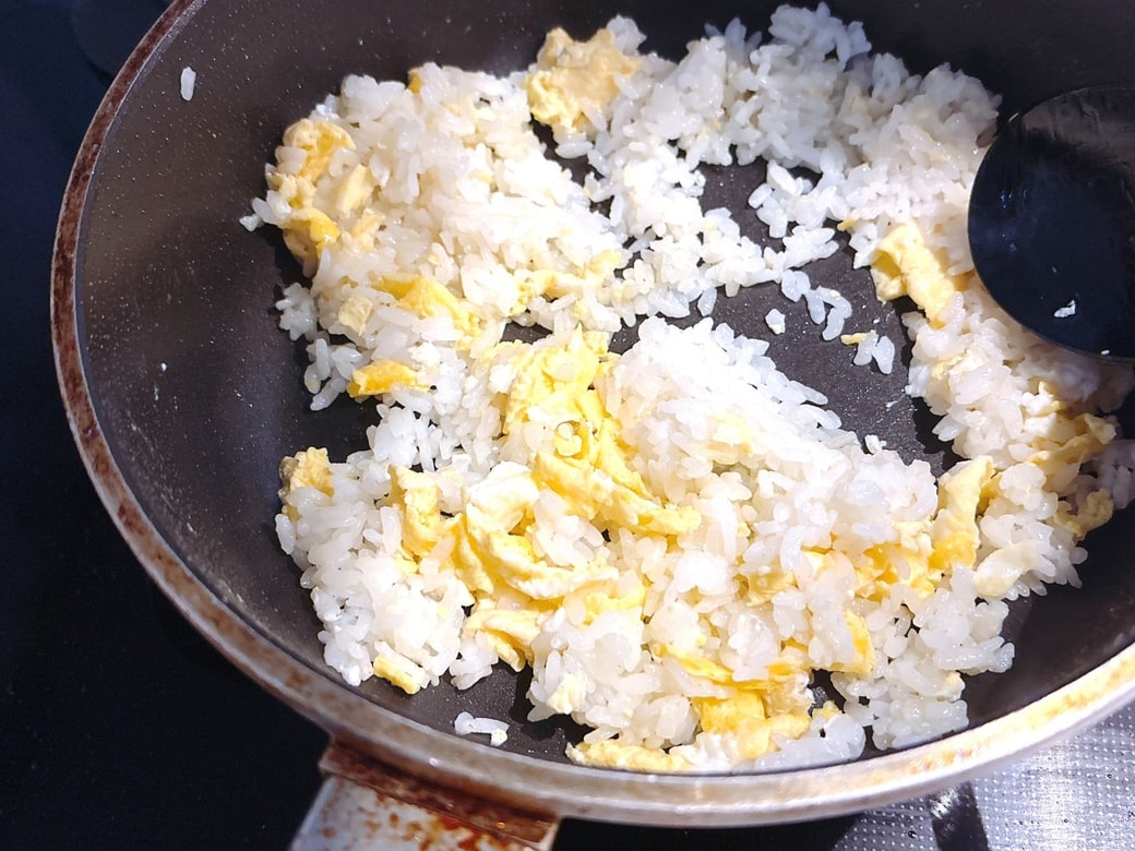 卵が半熟になったら、ごはんを炒めるのがポイント