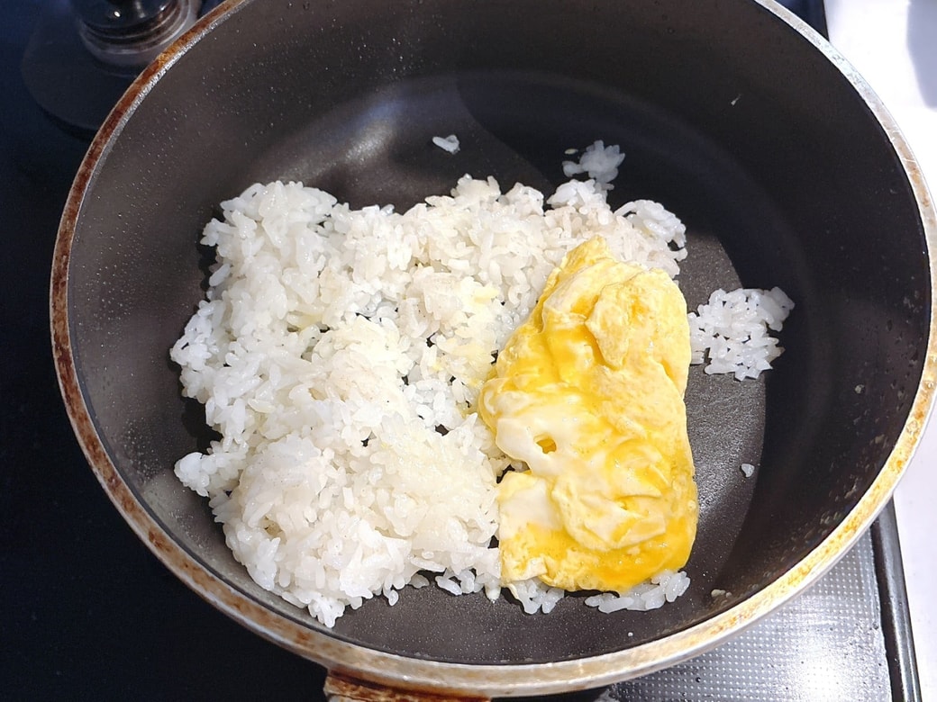 卵を入れて炒め合わせる