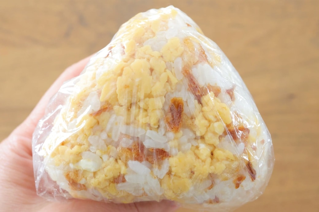 「たまごとフライドオニオンのおにぎり」