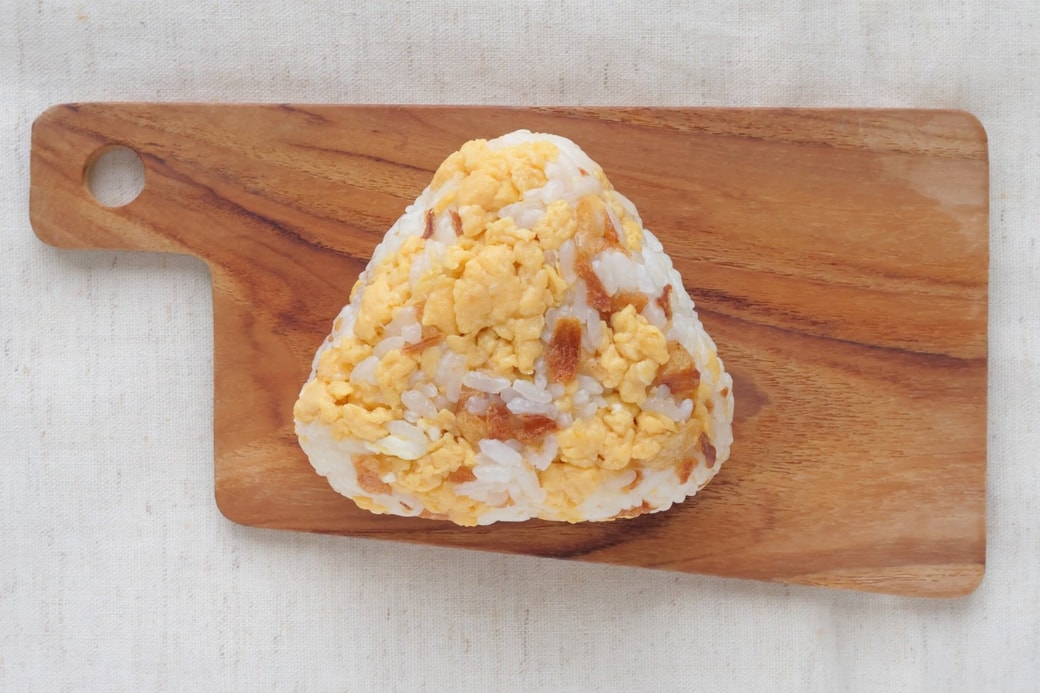 「たまごとフライドオニオンのおにぎり」