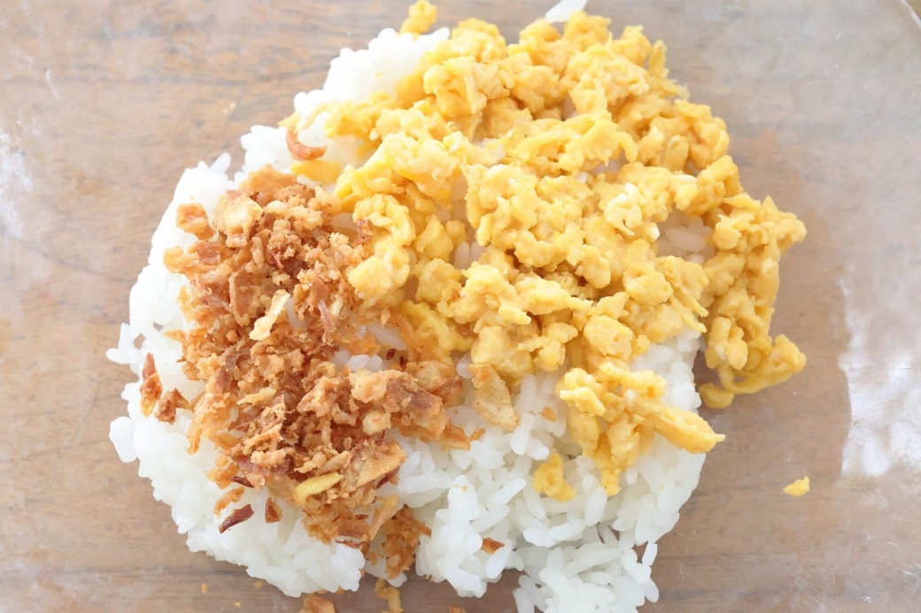 「たまごとフライドオニオンのおにぎり」