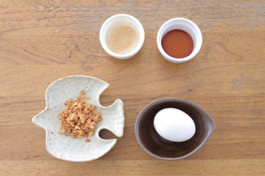 「たまごとフライドオニオンのおにぎり」