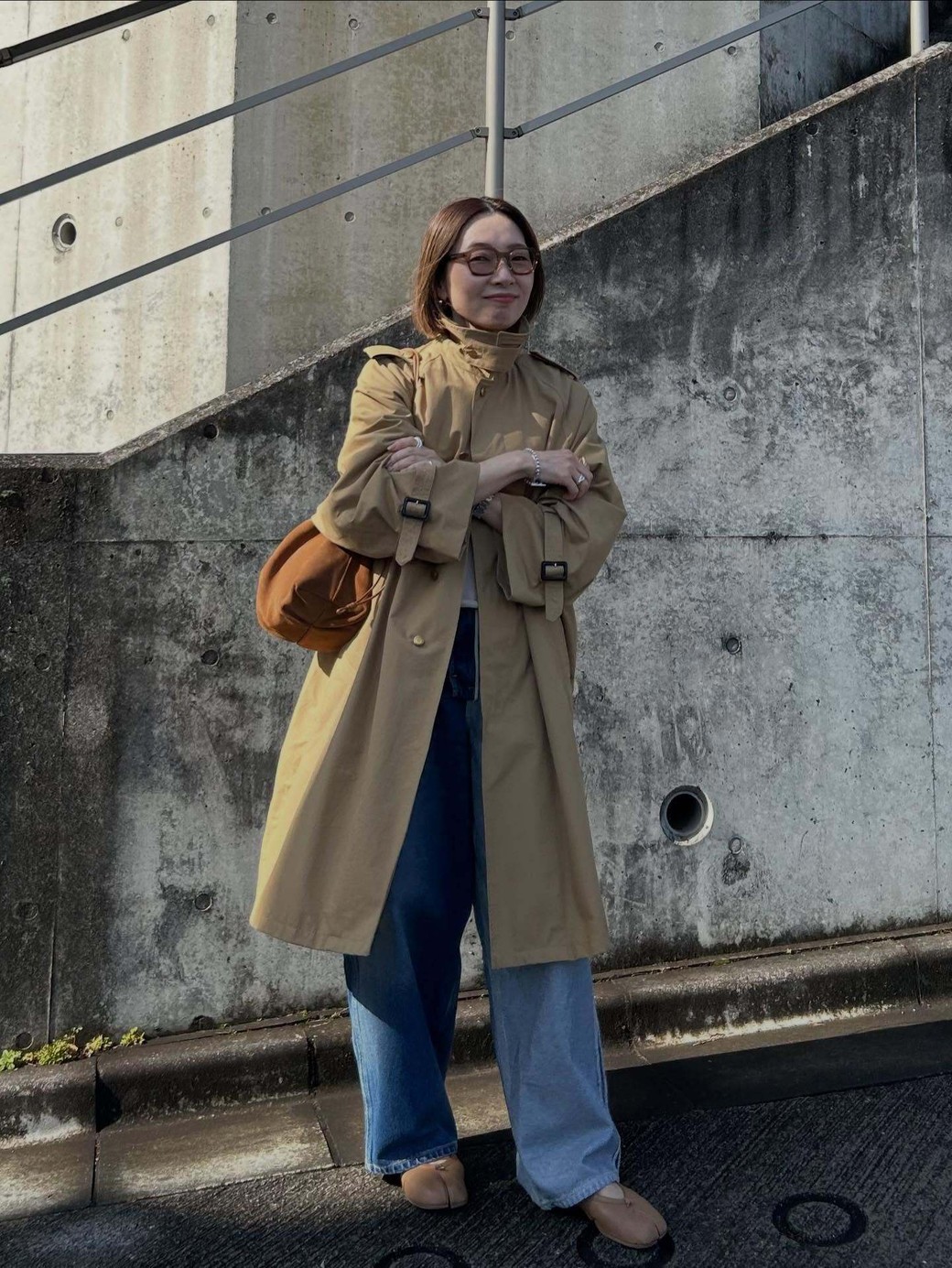 トレンチはスタンドカラーにすることでマニッシュな雰囲気に。