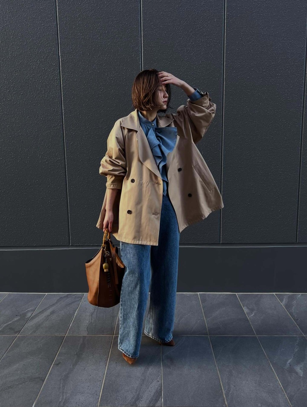 オーバーサイズのショート丈が今どきバランス。