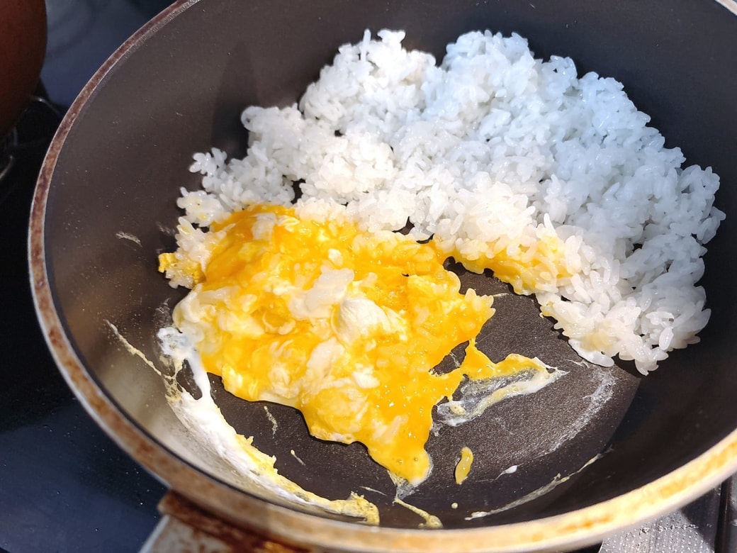 卵が半熟になるまで待つ