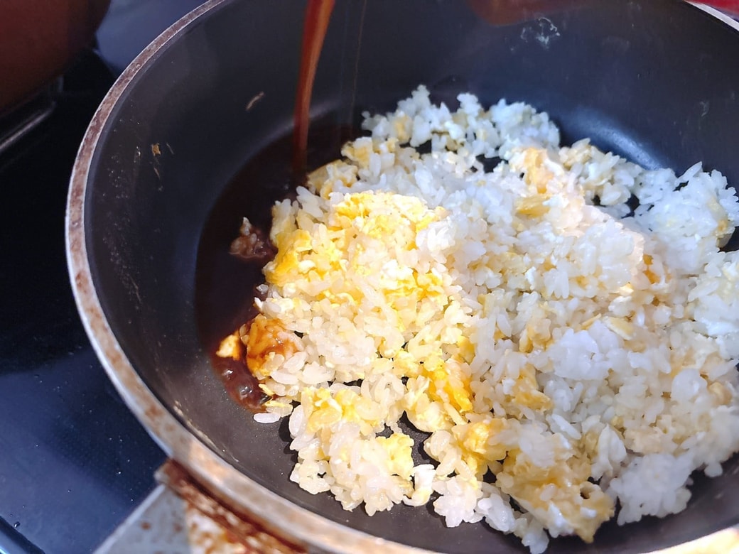 焼き肉のたれを鍋肌に入れる