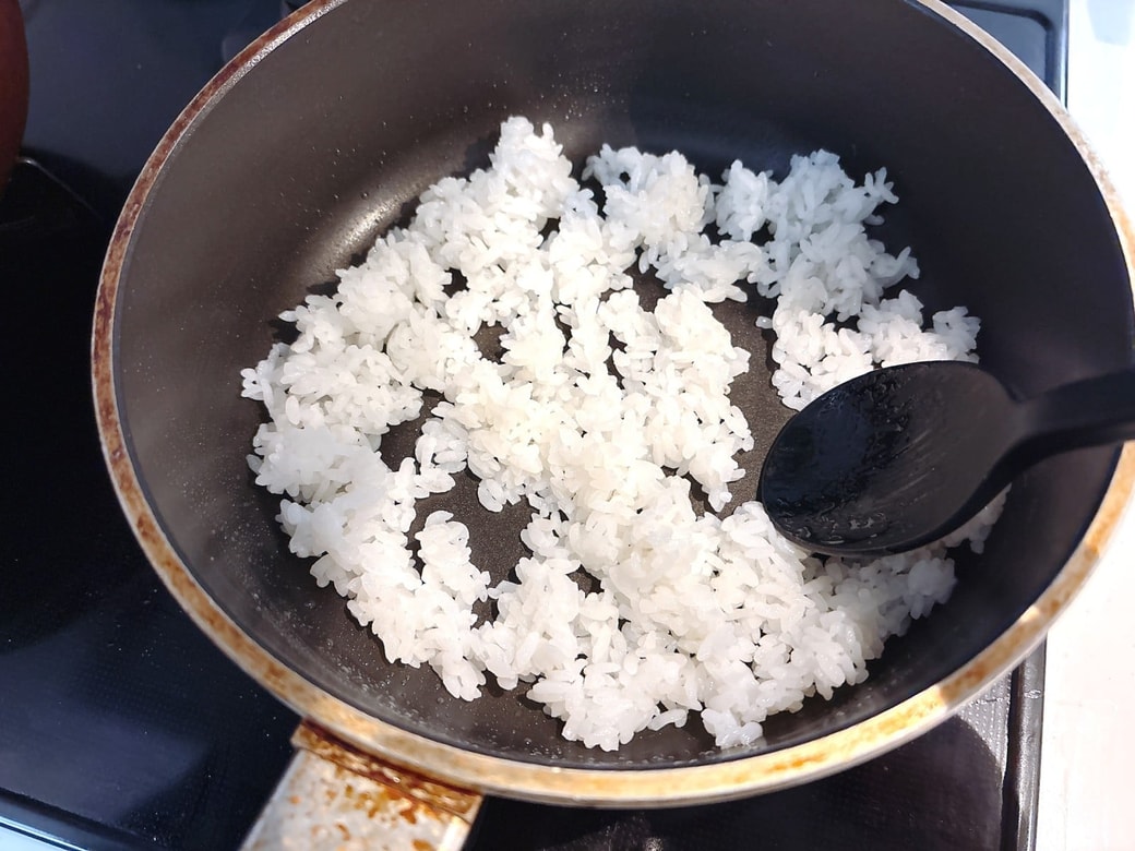 フライパンに油をひき、ごはんを炒める