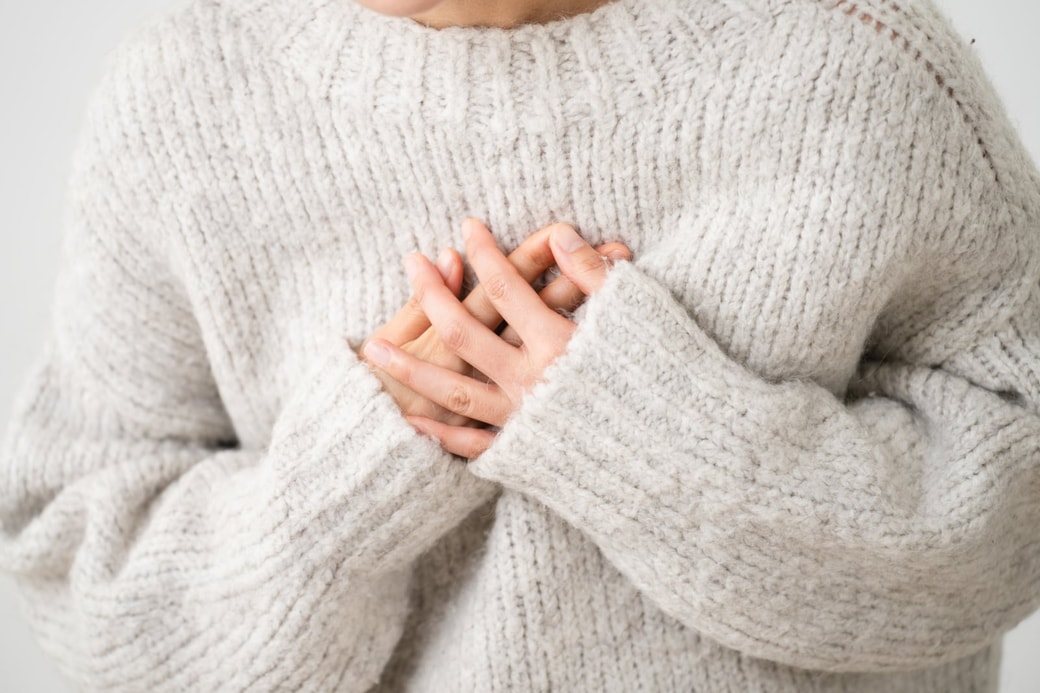 心臓を押さえる人