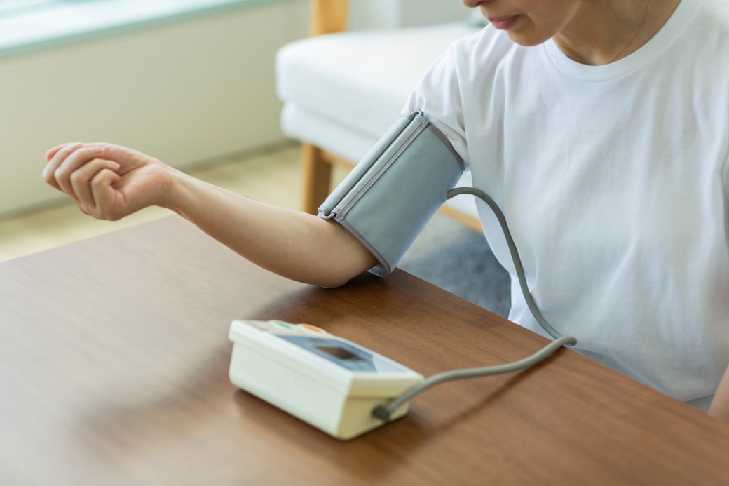 血圧を測る人