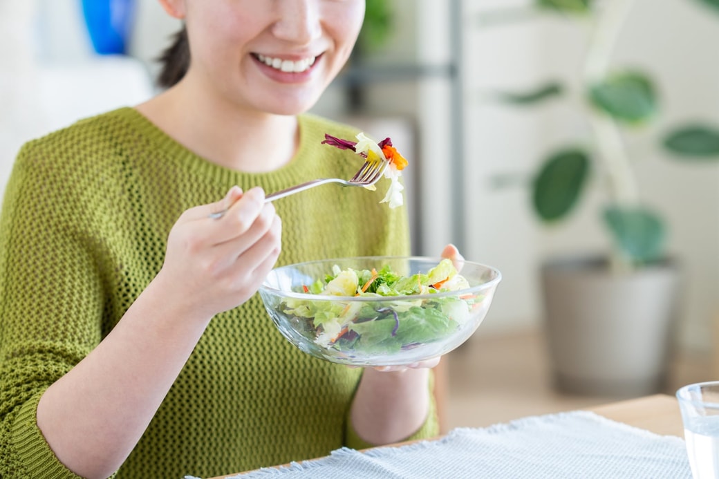 野菜を食べる女性