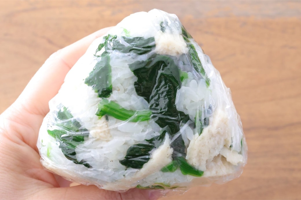 「サラダチキンとほうれん草のおにぎり」